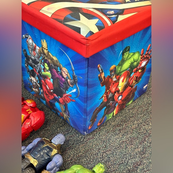 Lot of Marvel Superhero Action Figures + Avengers Collapsible Storage Trunk - Picture 2 of 8